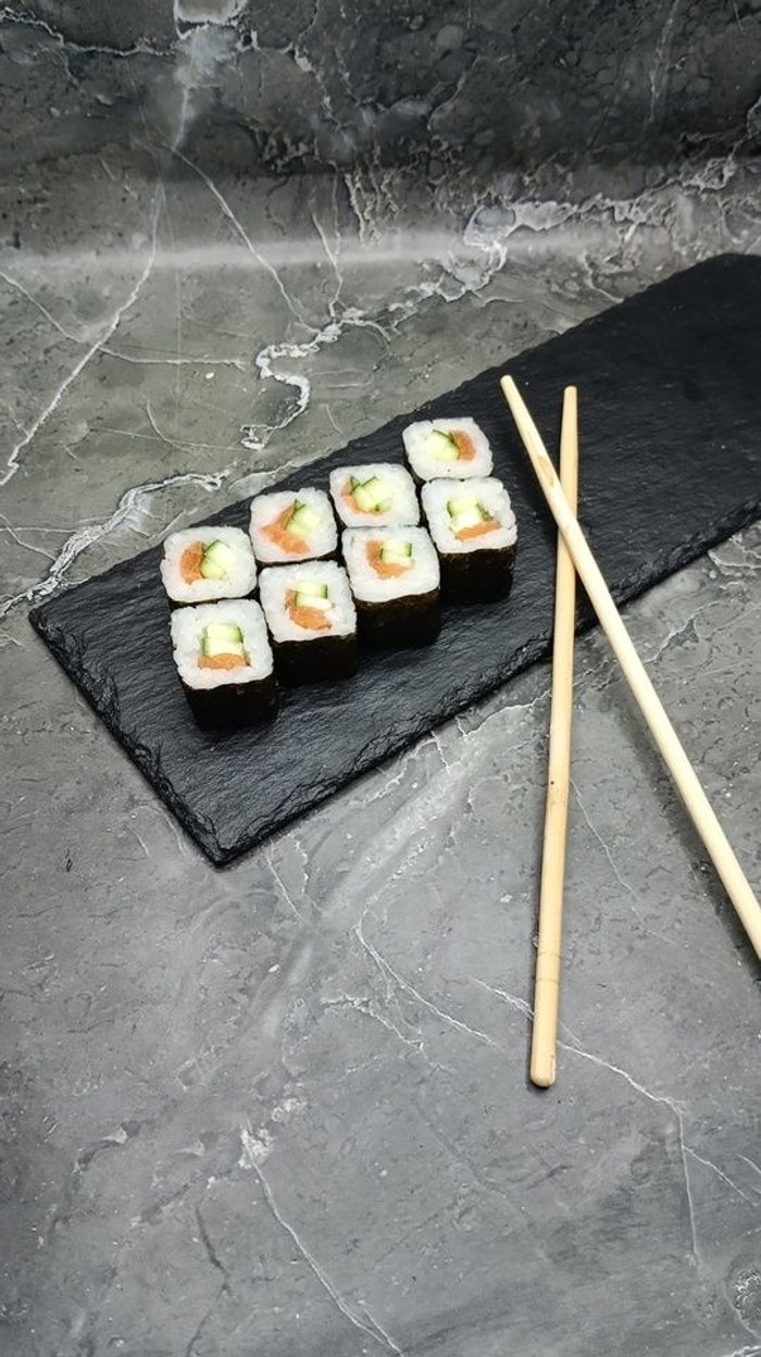 Маки с лососем и огурцом