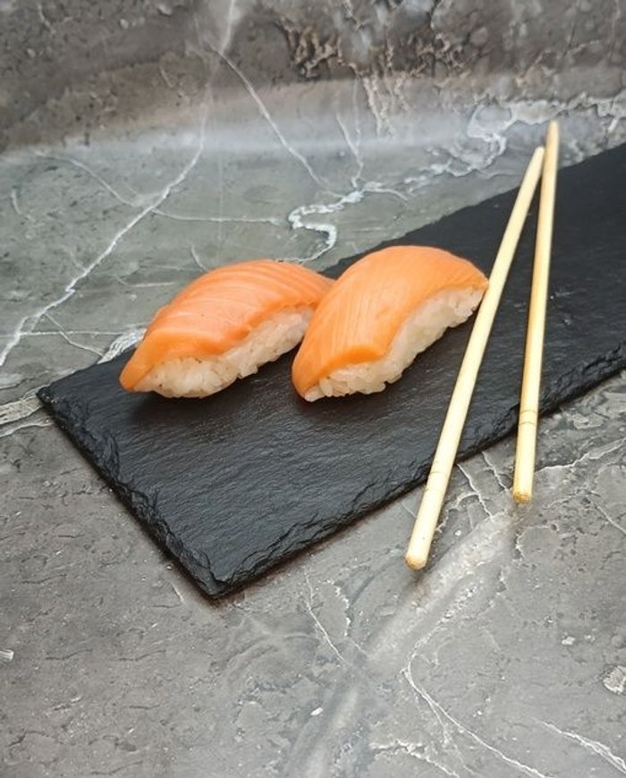 Суши с лососем