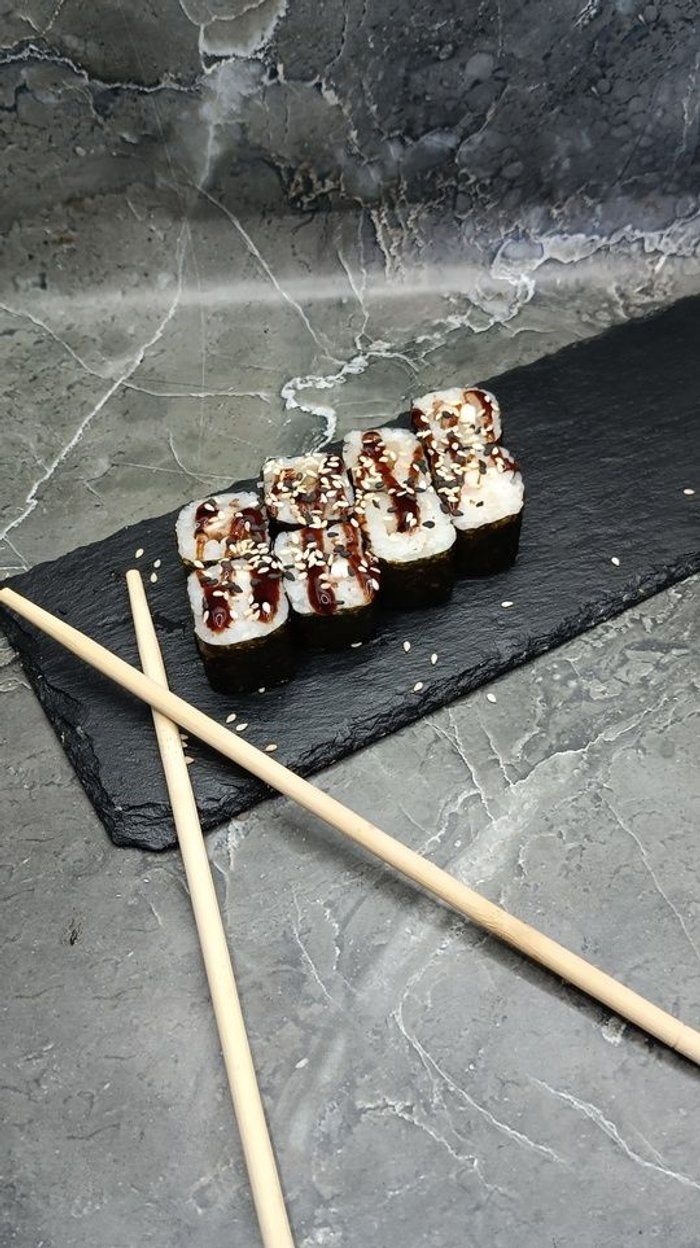 Маки с угрем