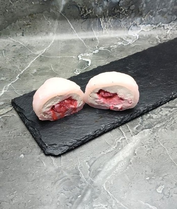 Моти с клубничной начинкой