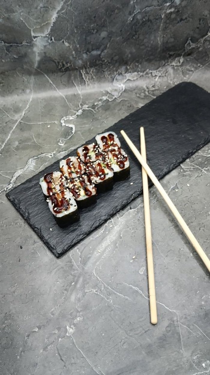 Маки с угрем и огурцом