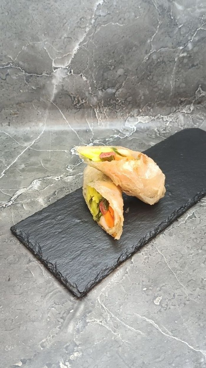 Спринг ролл с лососем.