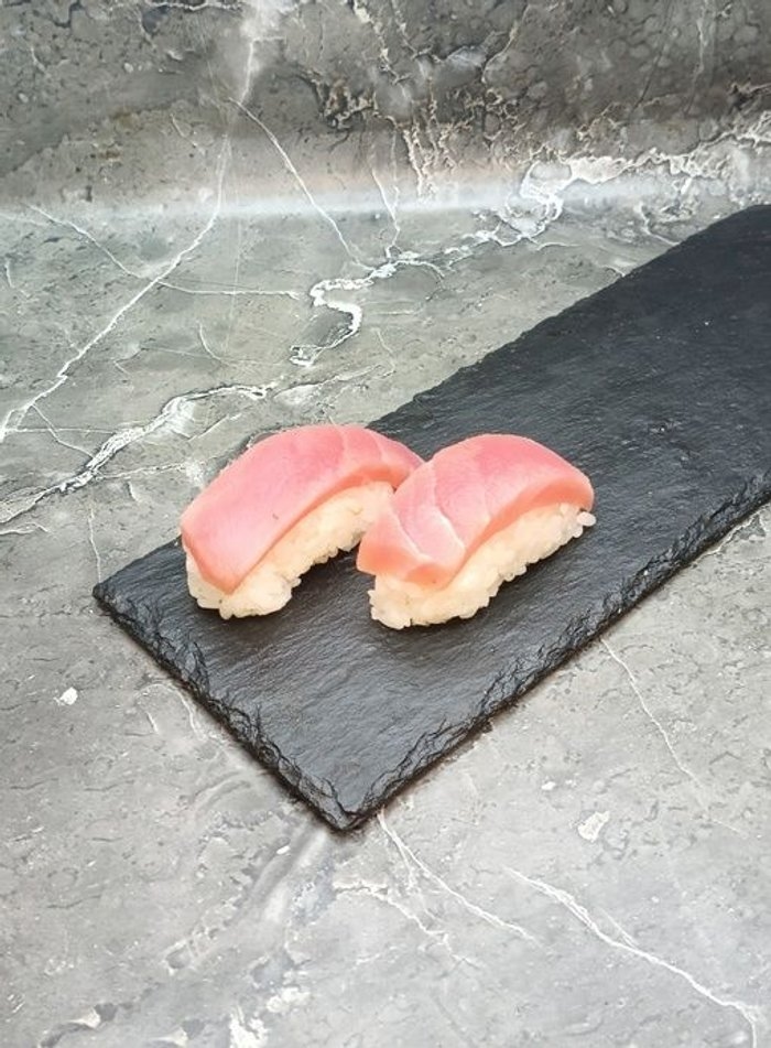 Суши с тунцом